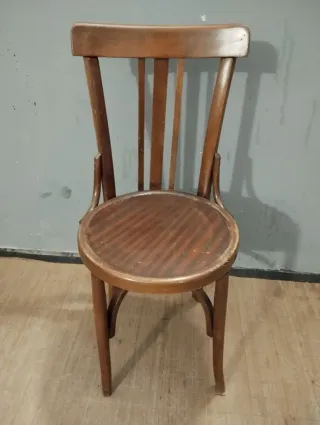 Silla antigua de madera estilo