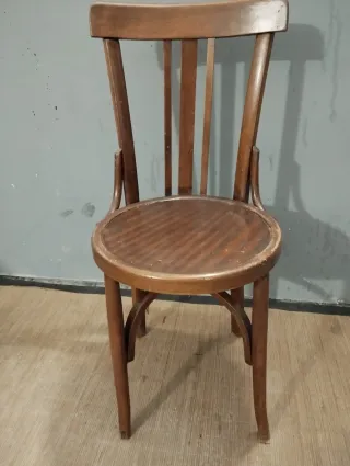 Silla antigua de madera estilo