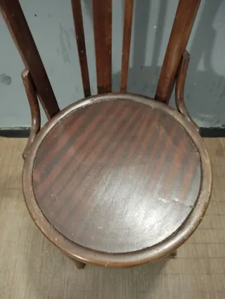 Silla antigua de madera estilo