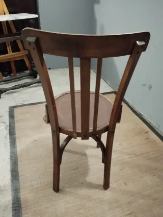 Silla antigua de madera estilo