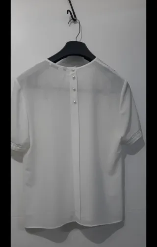 Camisa blanca con detalles plisados