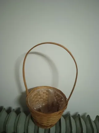 Cesta de mimbre con asa