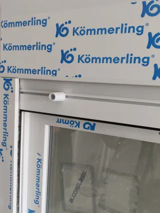 Ventana Kommerling Oscilobatiente con Persiana