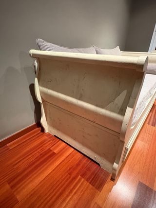 Sofá cama nido madera decapada.