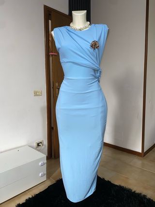 Abito lungo azzurro con spilla