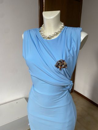 Abito lungo azzurro con spilla