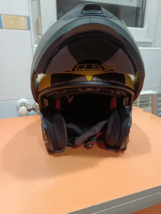Casco de moto NZI amarillo y negro