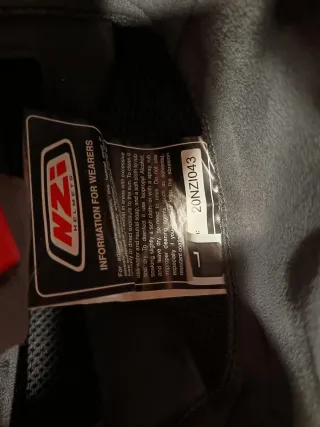 Casco de moto NZI amarillo y negro