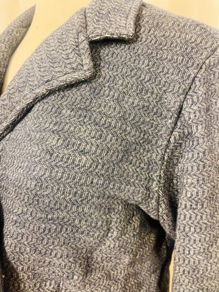 Chaqueta cruzada azul con botones blancos