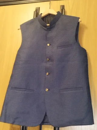 Chaleco de vestir hombre azul con detalles dorados