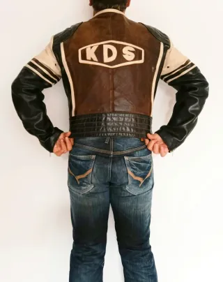 Motera cuero auténtico Kudsak L Medidas indicadas