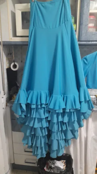 Falda flamenca y torera azul