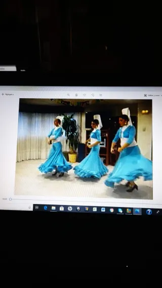 Falda flamenca y torera azul