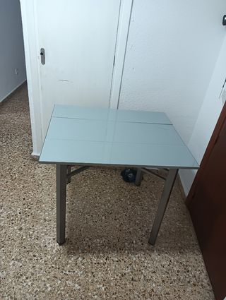 Mesa extensible de cristal y metal