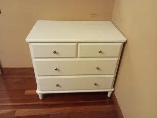 Cómoda blanca de madera