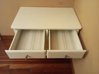 Cómoda blanca de madera