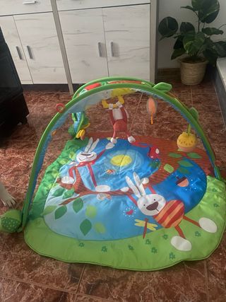 Parque infantil con arco de juegos