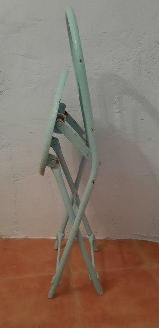 Pareja de sillas modernistas de hierro fundido