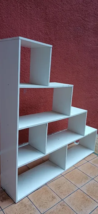 Estantería blanca escalonada