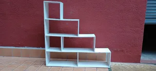 Estantería blanca escalonada