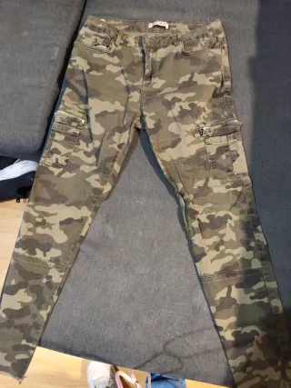Pantalón cargo camuflaje mujer