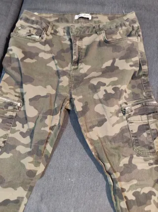 Pantalón cargo camuflaje mujer