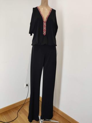 Mono largo fiesta mujer negro piedras rojas escote