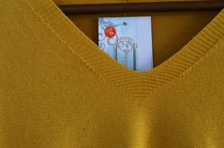 Jersey mostaza con etiqueta