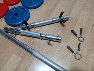 Barra de pesas con discos y pinzas