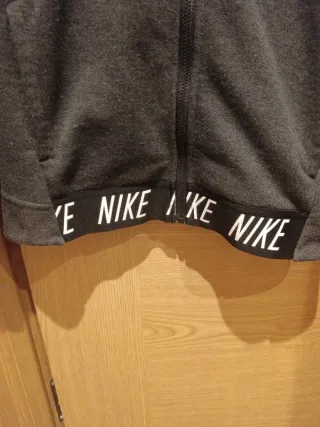 Chaqueta Nike Gris con Logo talla 128-137 cm S