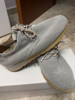 Zapatillas grises y multicolor