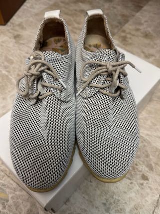 Zapatillas grises y multicolor