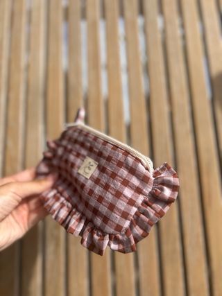 Monedero con volante hecho a mano