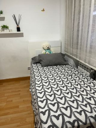 Sofá cama y canapé gris y multicolor