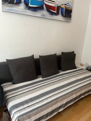 Sofá cama y canapé gris y multicolor