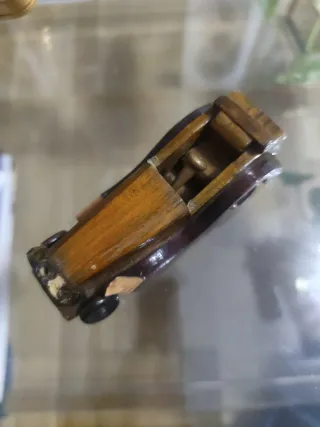 Coche de madera artesanal