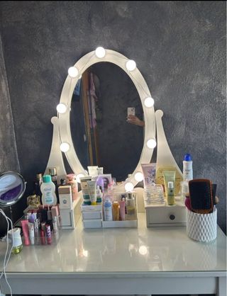 Tocador Ikea con espejo y luces