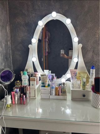Tocador Ikea con espejo y luces