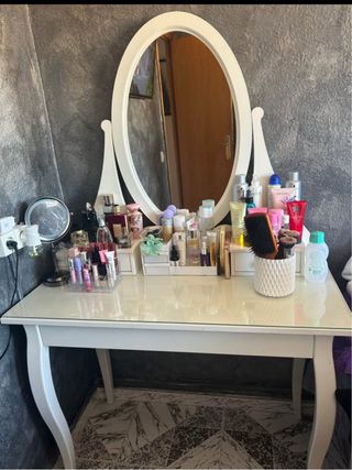 Tocador Ikea con espejo y luces