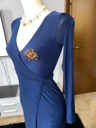 Abito blu lungo con spilla