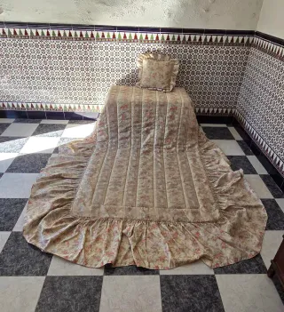 Edredón rosa y blanco