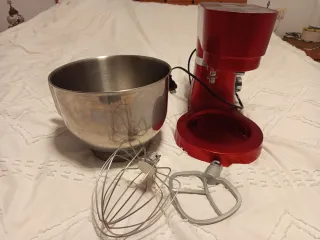 Batidora amasadora roja con accesorios