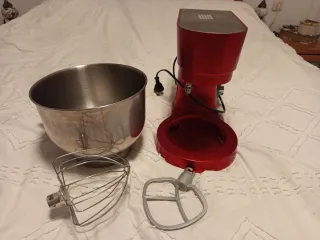 Batidora amasadora roja con accesorios