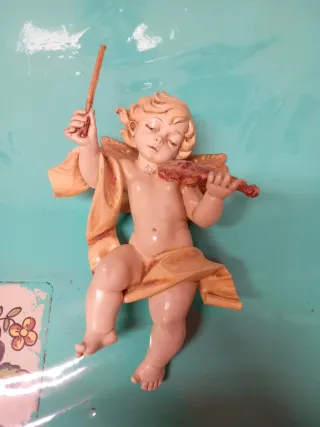 Figura angelito tocando violín