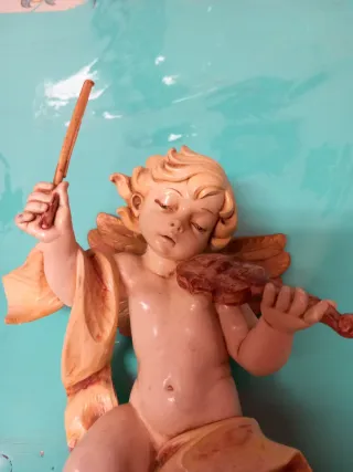Figura angelito tocando violín