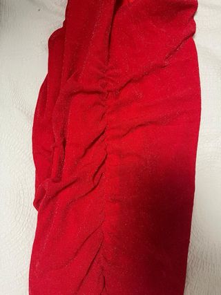 Vestido rojo ajustado con tirantes