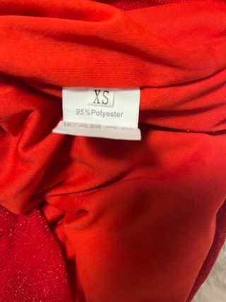 Vestido rojo ajustado con tirantes