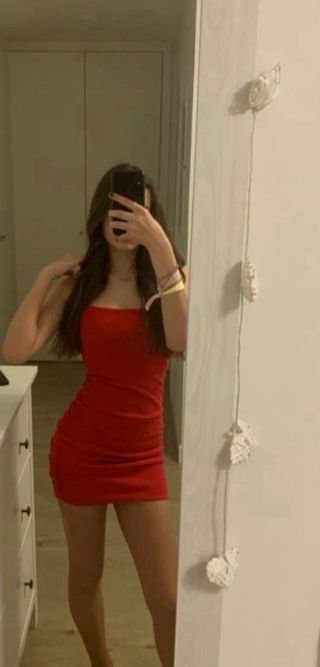 Vestido rojo ajustado con tirantes