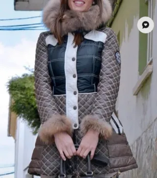 Abrigo acolchado con capucha y pelo