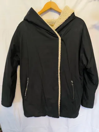 Parka negra con capucha y forro beige